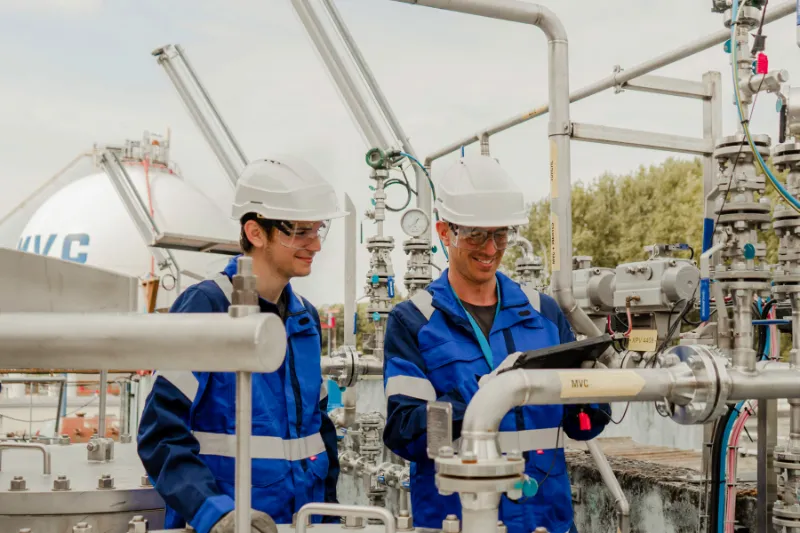 Over ons foto van twee techniekers bij PVC-plant Beek